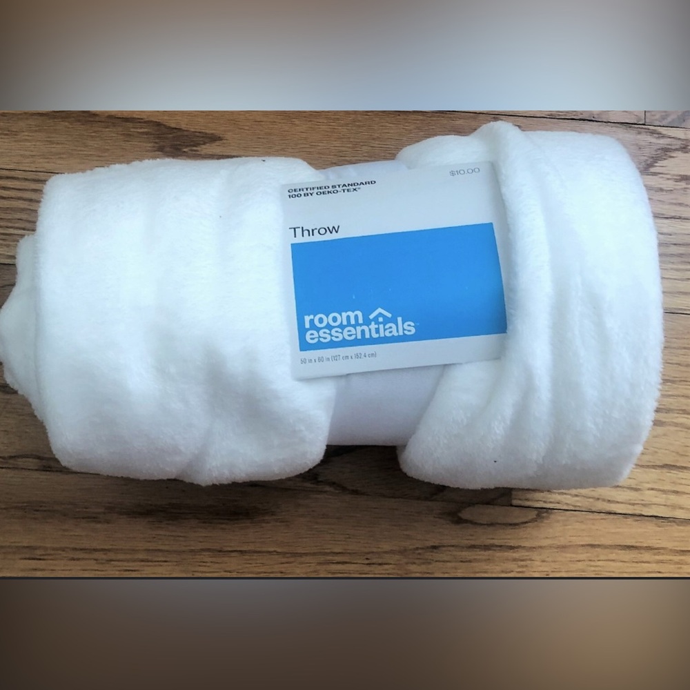 NWT Room Essentials Throw Blanket is a cozy